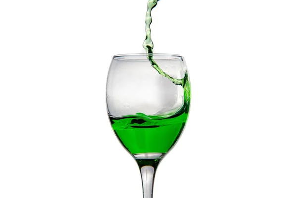酒杯与飞溅滴的绿色酒精鸡尾酒 — 图库照片