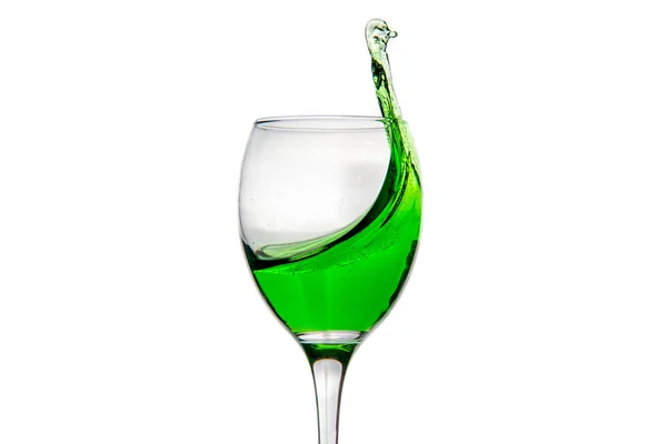 Borospohár fröccsenő csepp zöld alkohol koktél — Stock Fotó