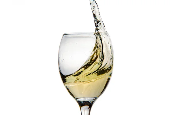 Weinglas mit spritzenden Tropfen Champagner — Stockfoto