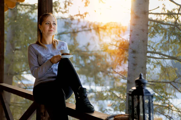 Mädchen sitzt im Licht der untergehenden Sonne. — Stockfoto