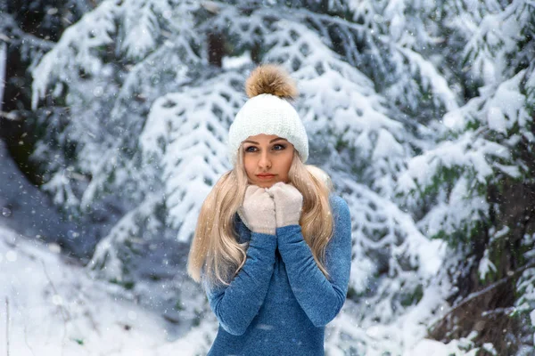 Beautiful blonde girl in the white hat and gloves — Stock Photo, Image