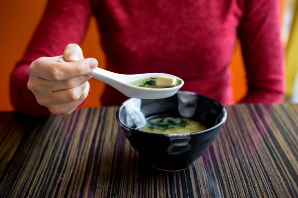 Plato con sopa de miso en la mesa . —  Fotos de Stock