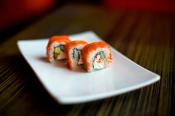 Sushi-Rollen am Tisch. — Stockfoto