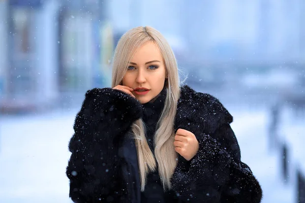 Linda menina loira retrato sob a neve — Fotografia de Stock