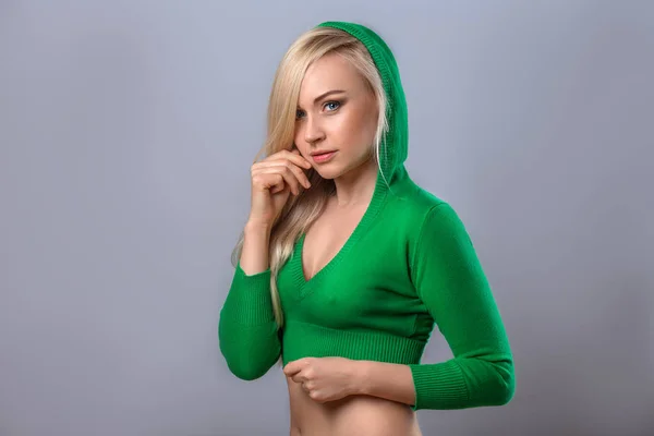 Mujer con figura perfecta en la blusa verde — Foto de Stock