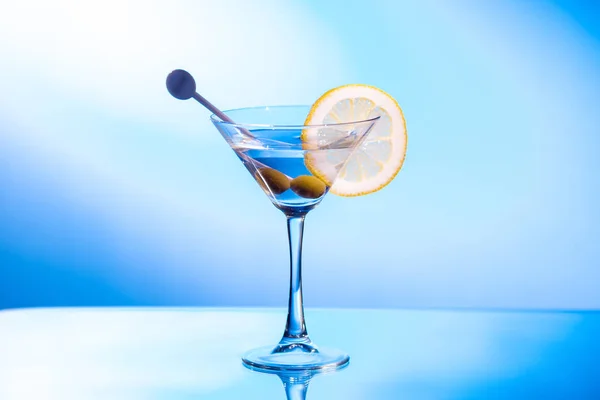 Martini pohár a club színes sáv tábla — Stock Fotó