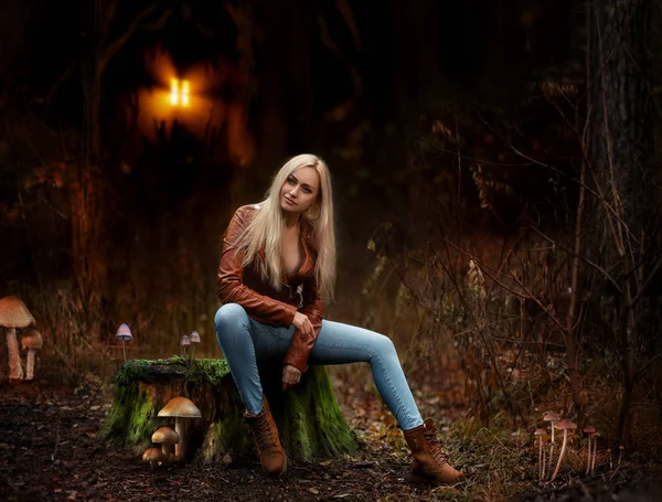 Schöne blonde Frau posiert draußen im herbstlichen Wald. — Stockfoto