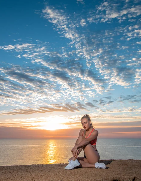 Блондинка Идеальными Ногами Делает Утреннюю Зарядку Пляже Дождем Восходящего Солнца — стоковое фото