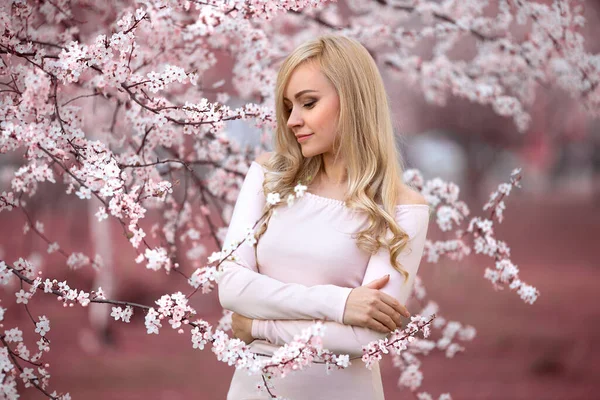 Zbliżenie Portret Pięknej Blondynki Pobliżu Kwitnącego Różowego Drzewa Sakura Zbliżenie — Zdjęcie stockowe
