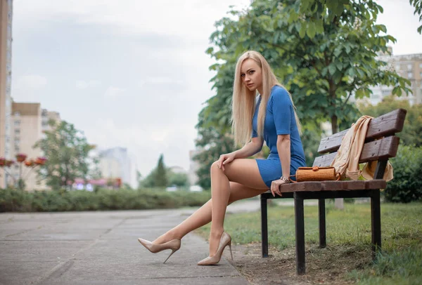 Menina Loira Bonita Vestido Azul Com Pernas Perfeitas Meia Calça — Fotografia de Stock