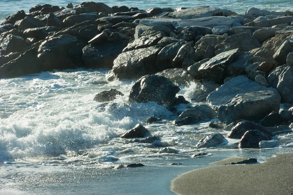 Onde che si infrangono sulle rocce della spiaggia del mare — Foto Stock