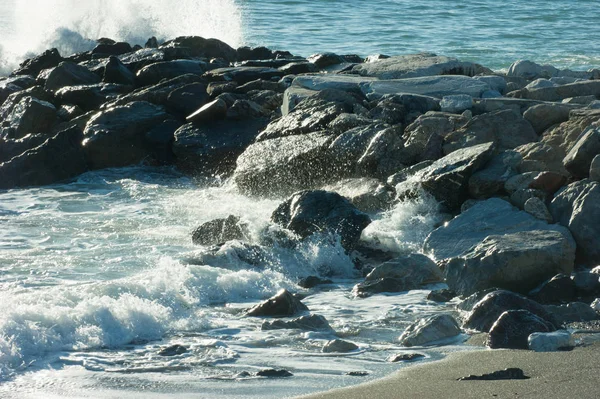 Onde che si infrangono sulle rocce della spiaggia del mare — Foto Stock