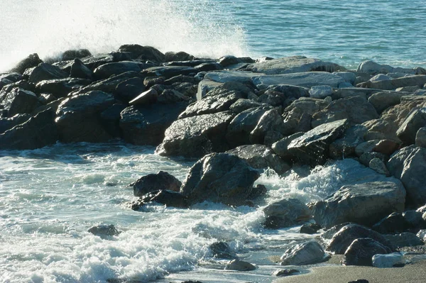 Kameny na pláži velké vlny na moři — Stock fotografie