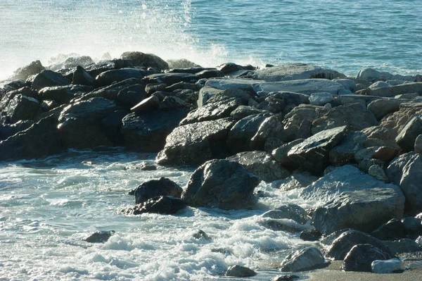 Onde che si infrangono sulle rocce della spiaggia del mare — Foto Stock