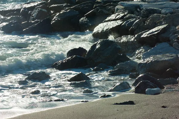 Onde che si infrangono sulle rocce della spiaggia del mare — Foto Stock