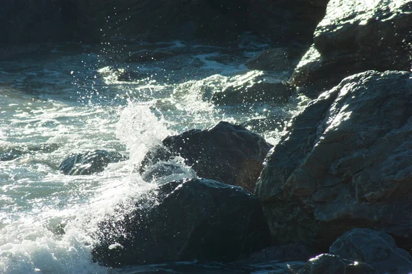 Waves crashing on the sea beach rocks — Stock Photo, Image