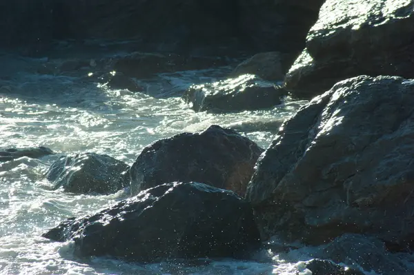 Vagues s'écrasant sur la mer plage rochers — Photo