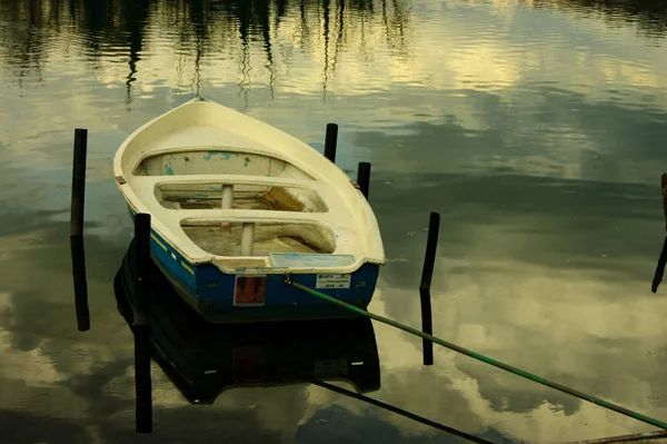 Boat in a lake with reflex — Stock Photo, Image