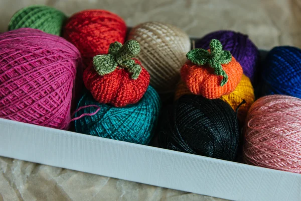 Knitting pumkins with balls of yarn in box — Stock Photo, Image
