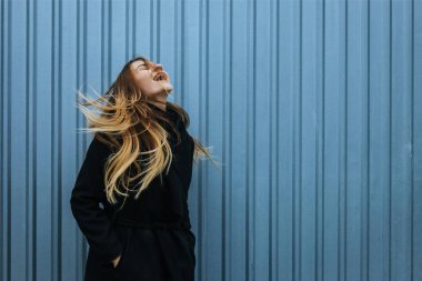 Hareket sarışın düz uzun tüyleri olan kadın