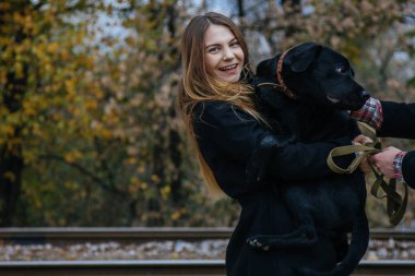 Genç hipster kadın köpeğini ile eğleniyor