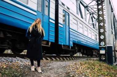 Hareket sarışın düz uzun tüyleri olan kadın