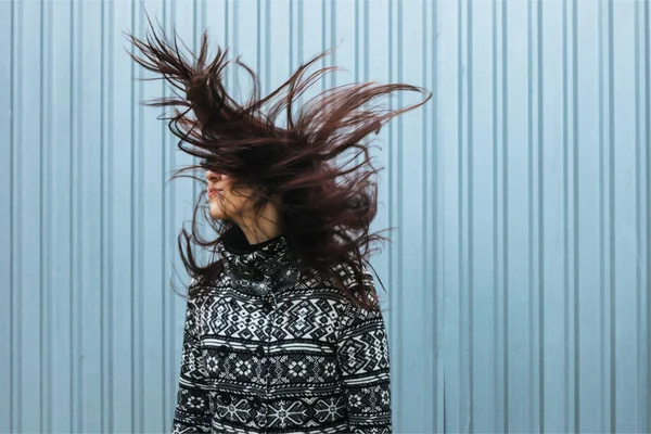 Mujer joven con pelos largos rectos oscuros en movimiento — Foto de Stock