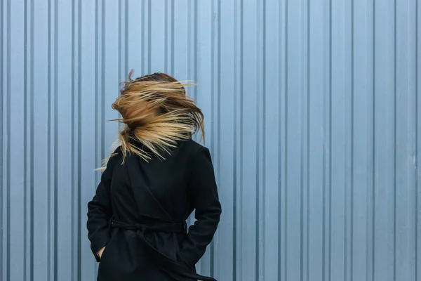 Mladá žena s blonďatými rovné dlouhé vlasy v pohybu — Stock fotografie