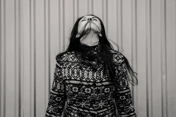 Tânără femeie cu păr lung și închis în mișcare — Fotografie, imagine de stoc