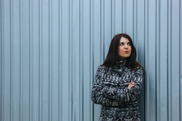 Beautiful young woman in casual clothes against the fence — Stock Photo, Image