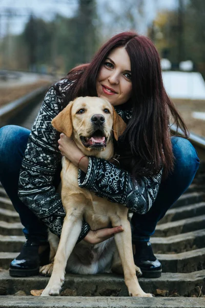 Genç hipster kadın köpeğini ile eğleniyor — Stok fotoğraf