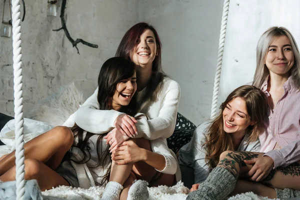 Amigos felizes se divertindo deitado na cama em casa — Fotografia de Stock