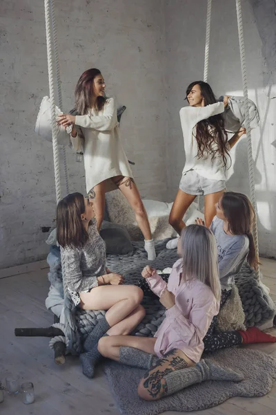 Pizsama party lányok párna küzdelem — Stock Fotó