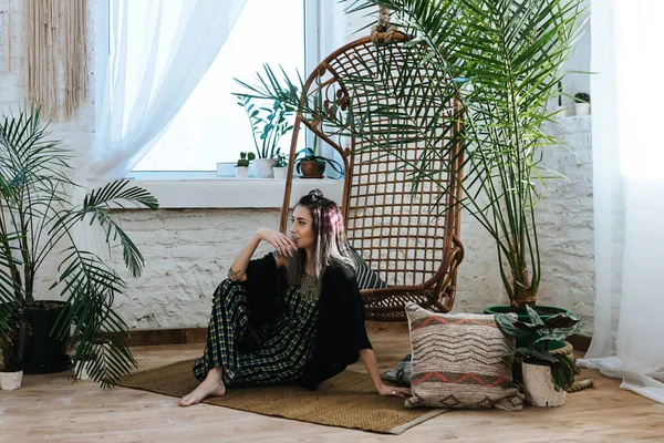 Gyönyörű fiatal nő pózol a palms szoba — Stock Fotó