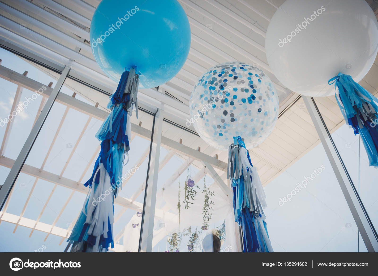 бизнес на воздушных шарах. воздушные шары полет. маленькие гелевые шарики. приколы с воздушными шариками. бизнес на воздушных шарах.