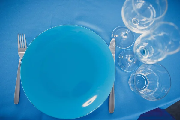 Elegant empty blue plate and glasses — Stock Photo, Image