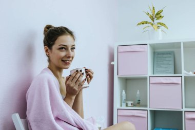 Güzellik Salonu Kupası ve pembe kareli olan kadın