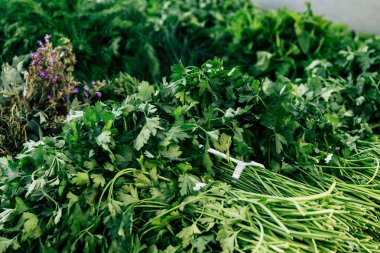 Market'teki taze maydanoz