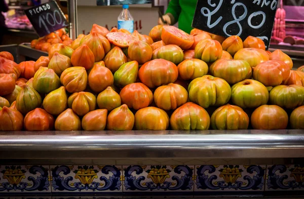 Tomates frescos en el mercado —  Fotos de Stock