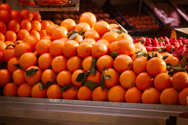 Laranjas frescas no mercado — Fotografia de Stock