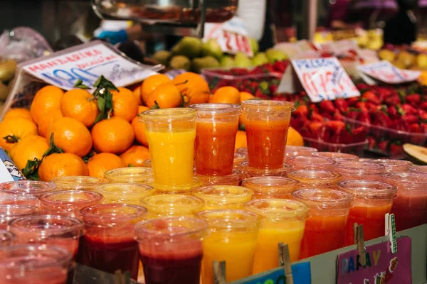 Разнообразие красочных, фруктовых напитков на льду на рынке — стоковое фото