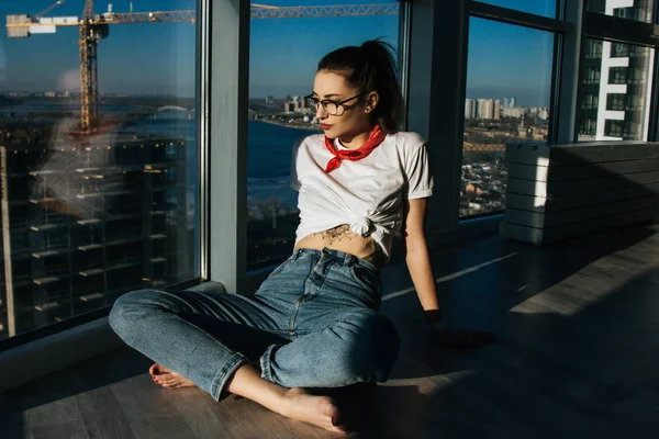 Junge Mode-Frau aus den 90er Jahren sitzt am riesigen Fenster — Stockfoto
