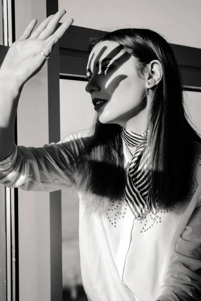 Retrato de mujer joven con sombra artística en la cara — Foto de Stock