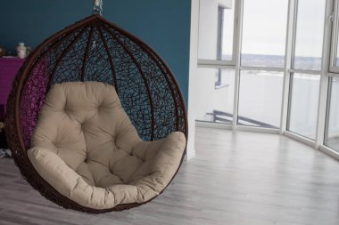 Süspansiyon kamışı-sandalye ve panoramik pencereler ile modern iç