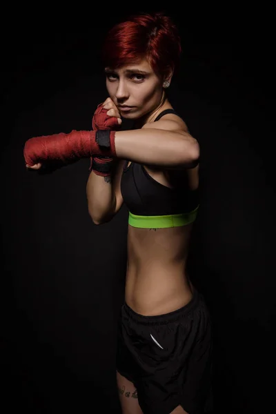 Mulher de boxe com envoltórios de boxe vermelho — Fotografia de Stock