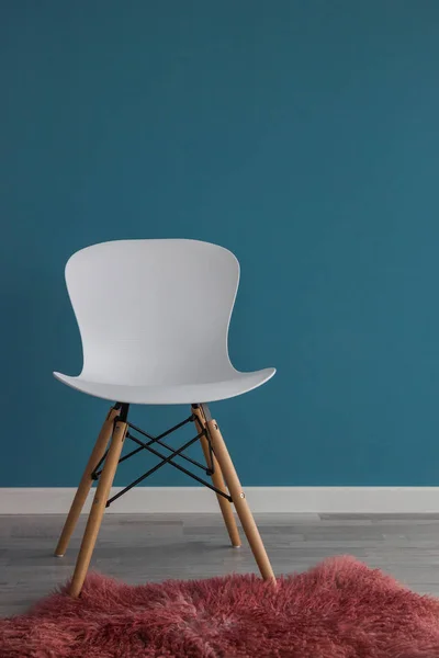 Interior design jelenet egy modern fehér szék kék falon — Stock Fotó
