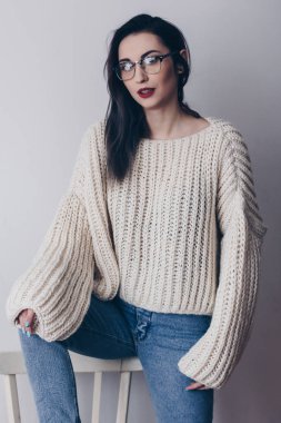 Genç kadın büyük boyutlu kazak ve anne kot pantolon