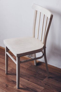 Odasındaki eski ahşap beyaz sandalye
