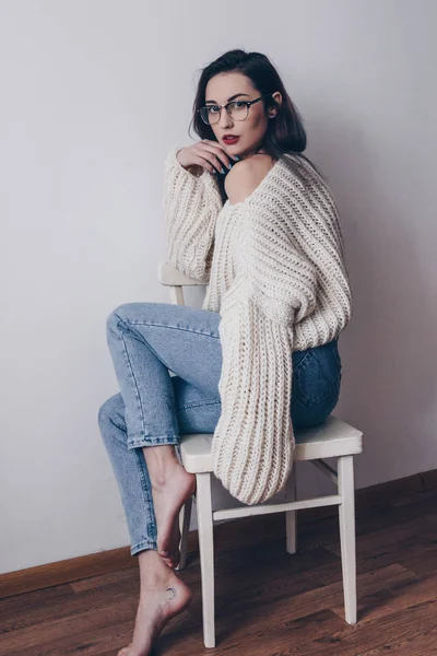 Wanita muda dengan sweater besar dan celana jeans ibu — Stok Foto