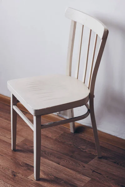 Silla blanca de madera vieja en la habitación — Foto de Stock